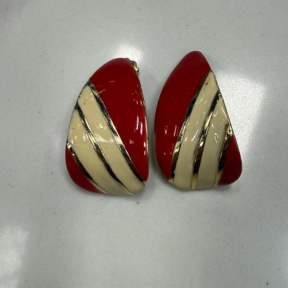Vintage Elegant Red‎ and Cream Gold tone. Earrings